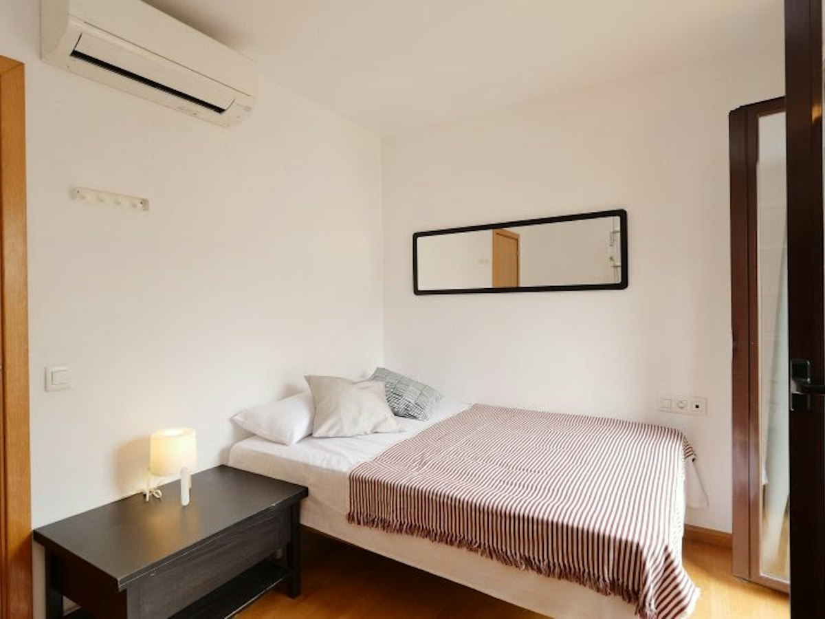 Habitación amueblada en piso compartido de 6 personas en Gràcia