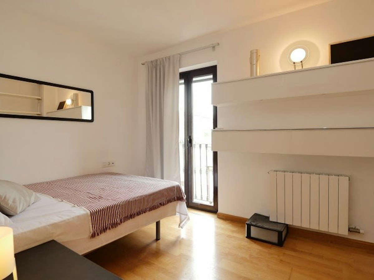 Habitación amueblada en piso compartido de 6 personas en Gràcia · 2