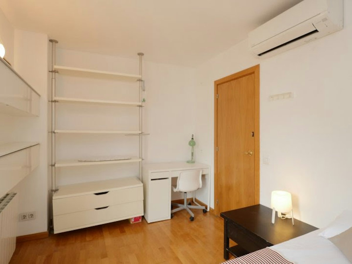 Habitación amueblada en piso compartido de 6 personas en Gràcia · 3