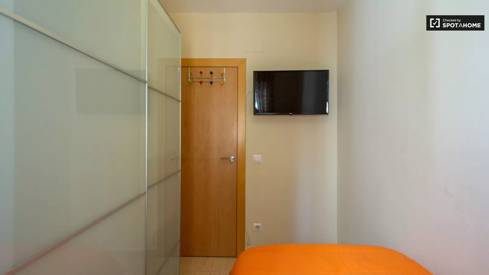 Furnished room in a 4-person shared flat in Gràcia · 2
