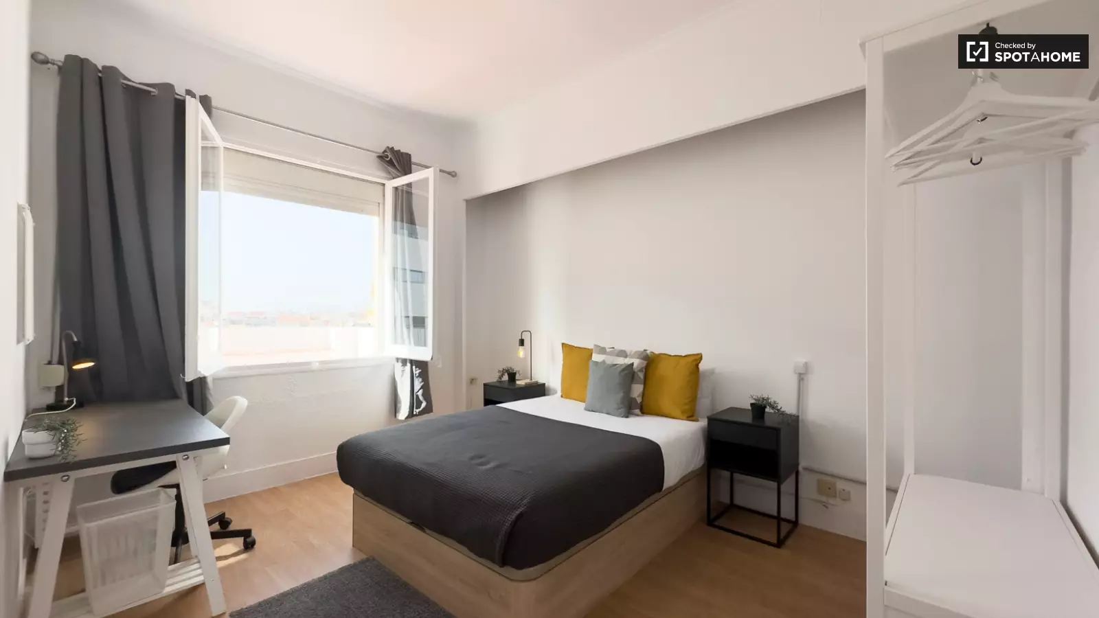 Furnished room in a 6-person shared flat in Sants-Montjuïc · 3
