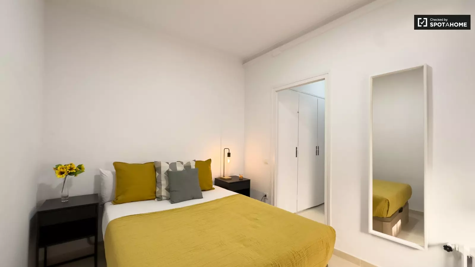 Furnished room in a 6-person shared flat in Sants-Montjuïc · 4