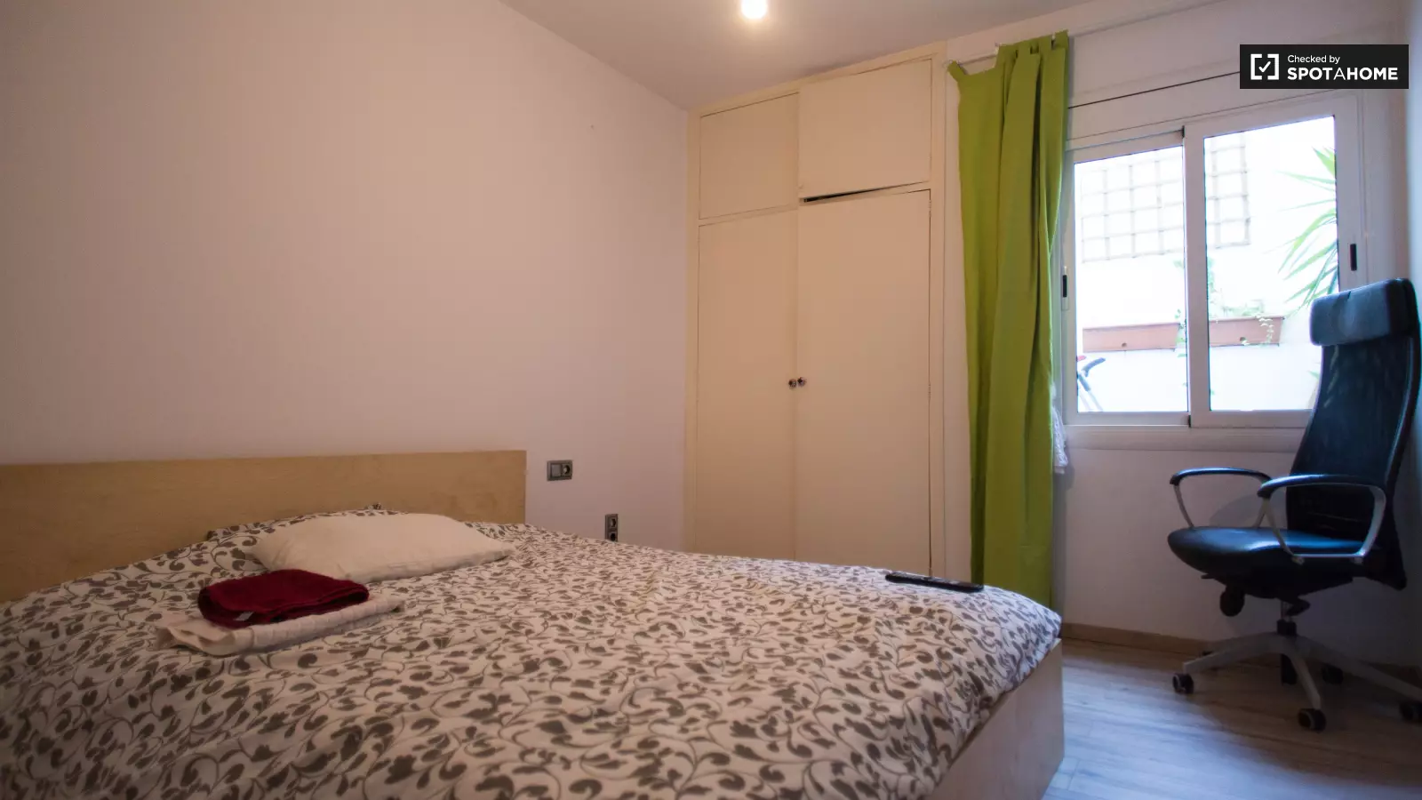 Furnished room in a 3-person shared flat in Eixample · 2