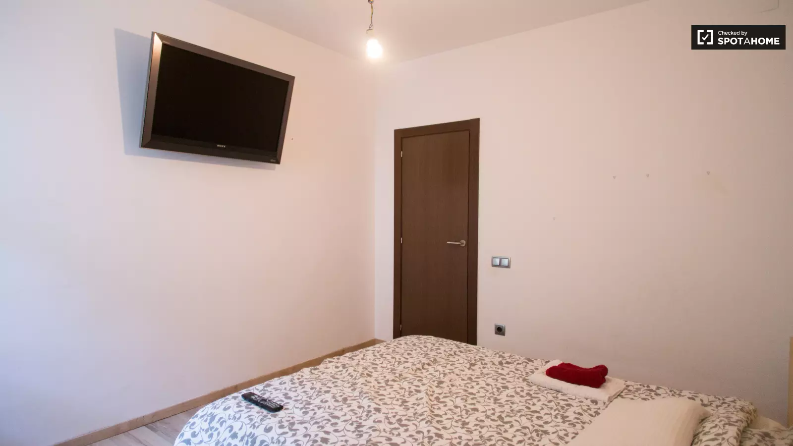Furnished room in a 3-person shared flat in Eixample · 3