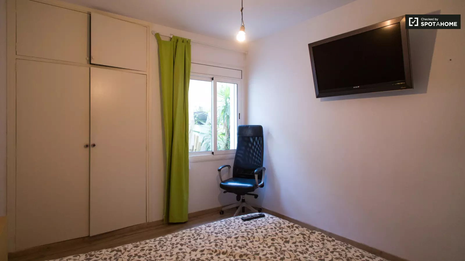 Furnished room in a 3-person shared flat in Eixample · 4