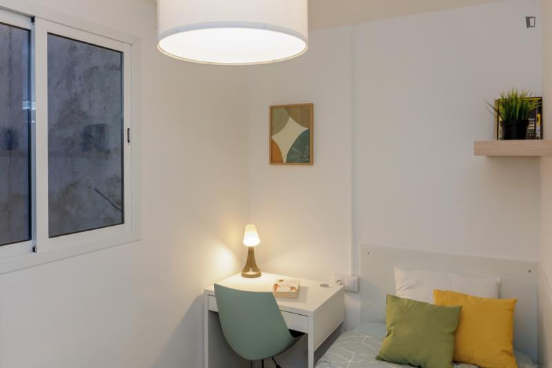 Furnished room in a 5-person shared flat in L'Hospitalet · 2