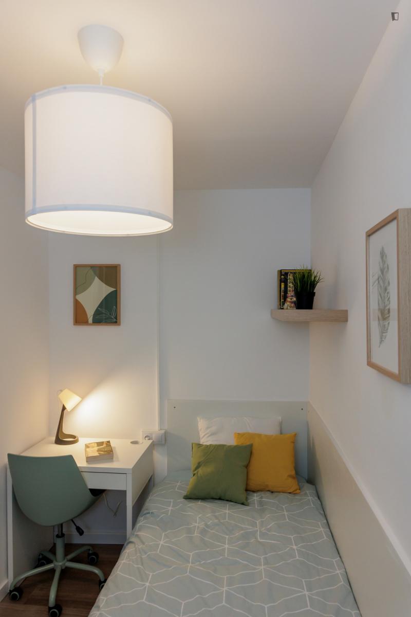 Furnished room in a 5-person shared flat in L'Hospitalet · 3