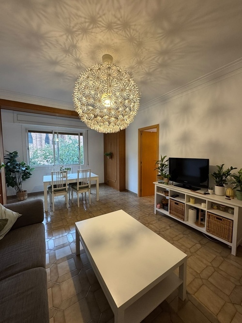 Room in a 3-person shared flat in Eixample · 4
