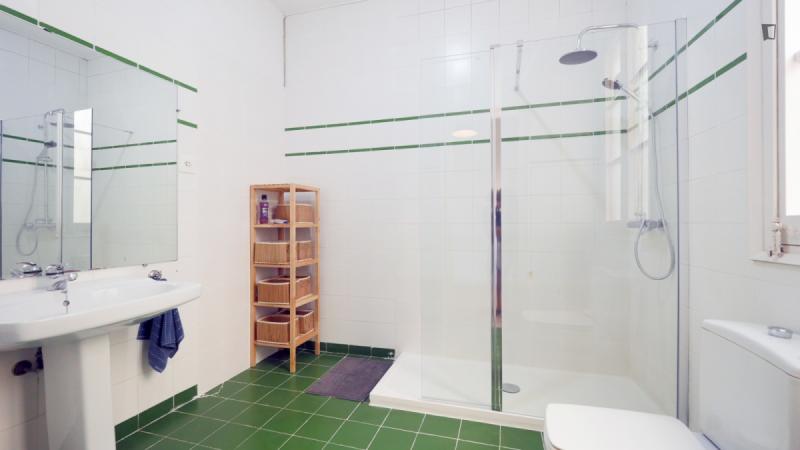 Furnished 9-bedroom flat in Gràcia · 4