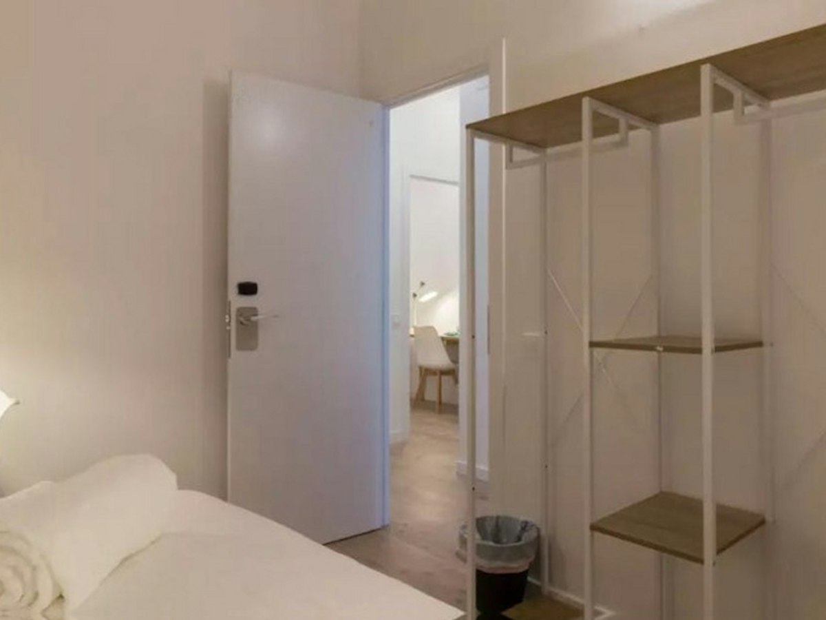 Furnished room in a 6-person shared flat in Ciutat Vella · 2
