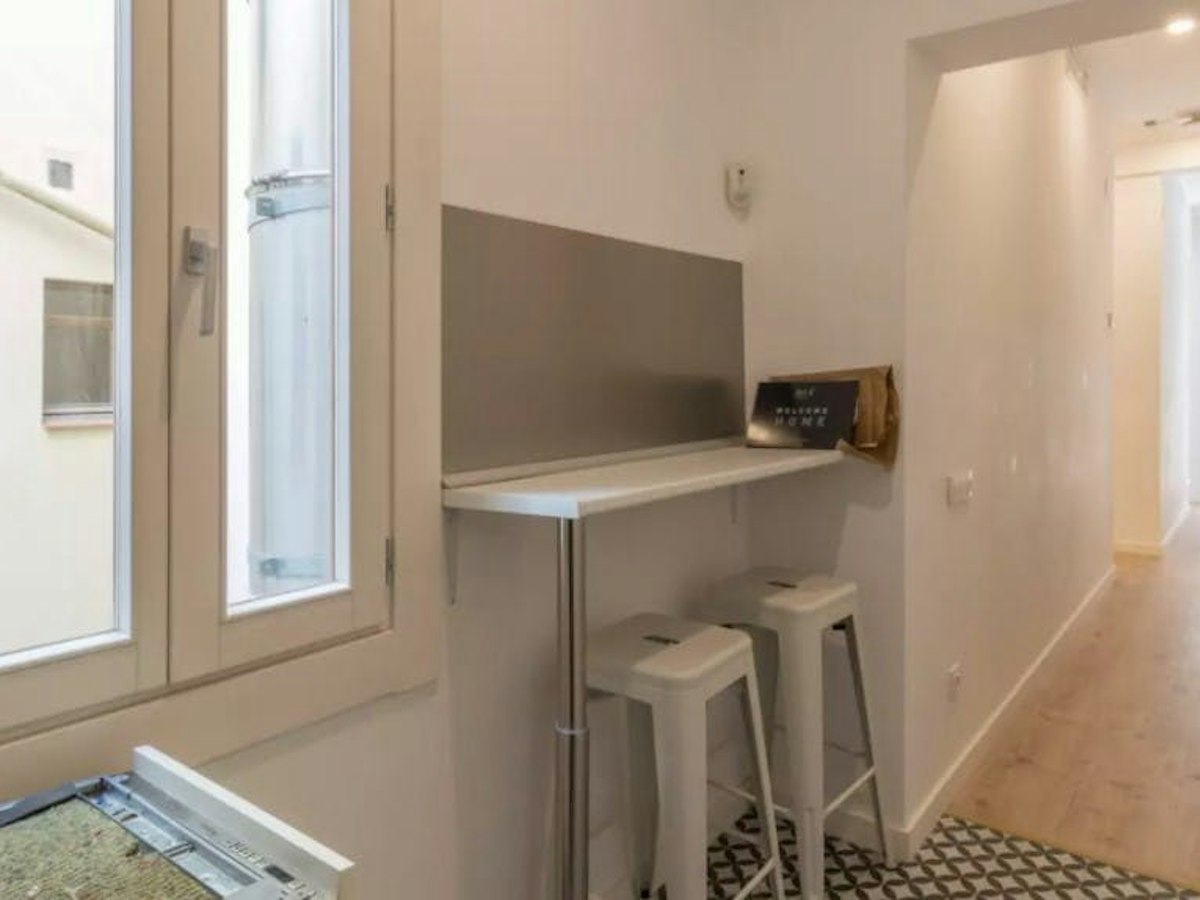 Furnished room in a 6-person shared flat in Ciutat Vella · 3