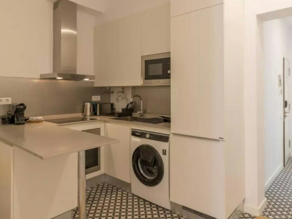 Furnished room in a 6-person shared flat in Ciutat Vella · 4
