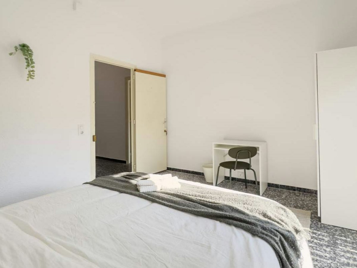 Furnished room in a 5-person shared flat in Gràcia · 3