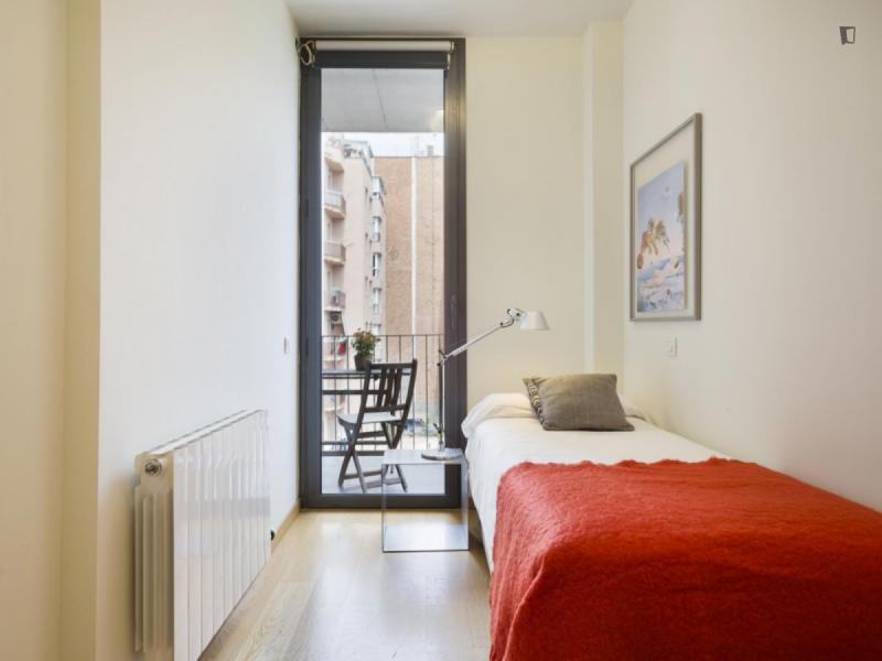 Furnished 3-bedroom flat in Eixample · 4