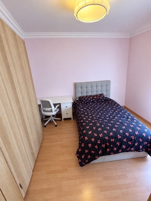 Room in a 2-person shared flat in Eixample · 2