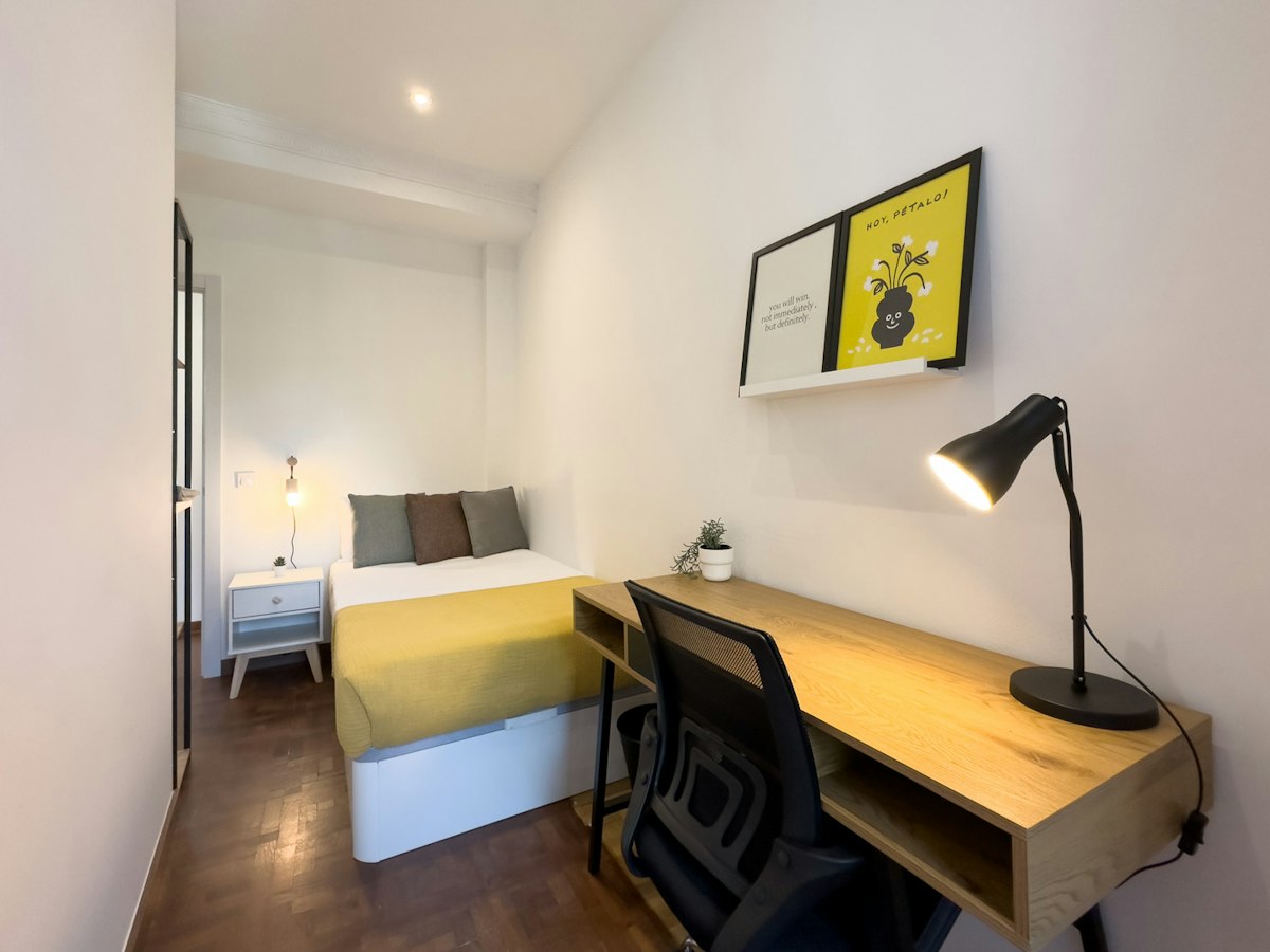 Habitación amueblada en piso compartido de 6 personas en Eixample