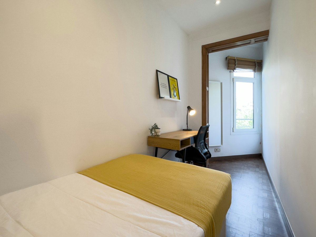 Habitación amueblada en piso compartido de 6 personas en Eixample · 2