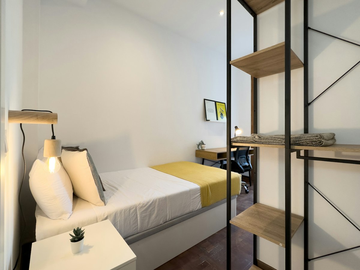 Habitación amueblada en piso compartido de 6 personas en Eixample · 3