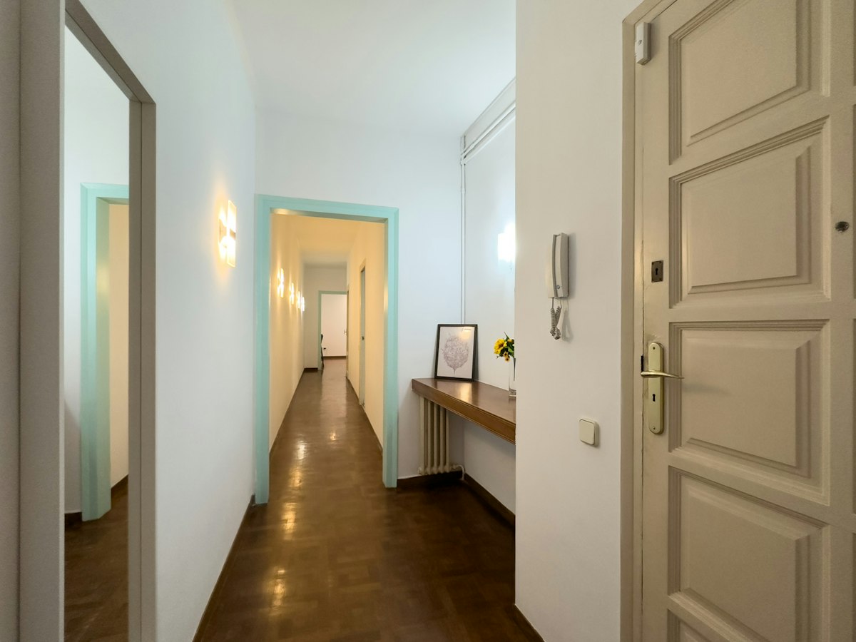 Habitación amueblada en piso compartido de 6 personas en Eixample · 4