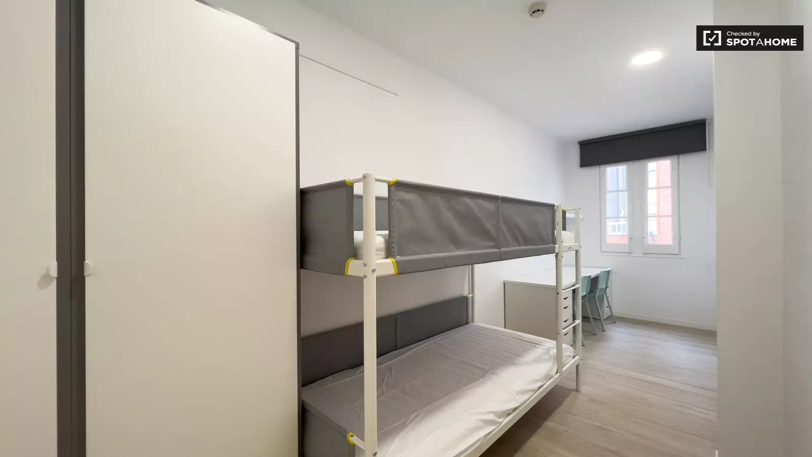 Furnished room in a 12-person shared flat in Sants-Montjuïc · 2