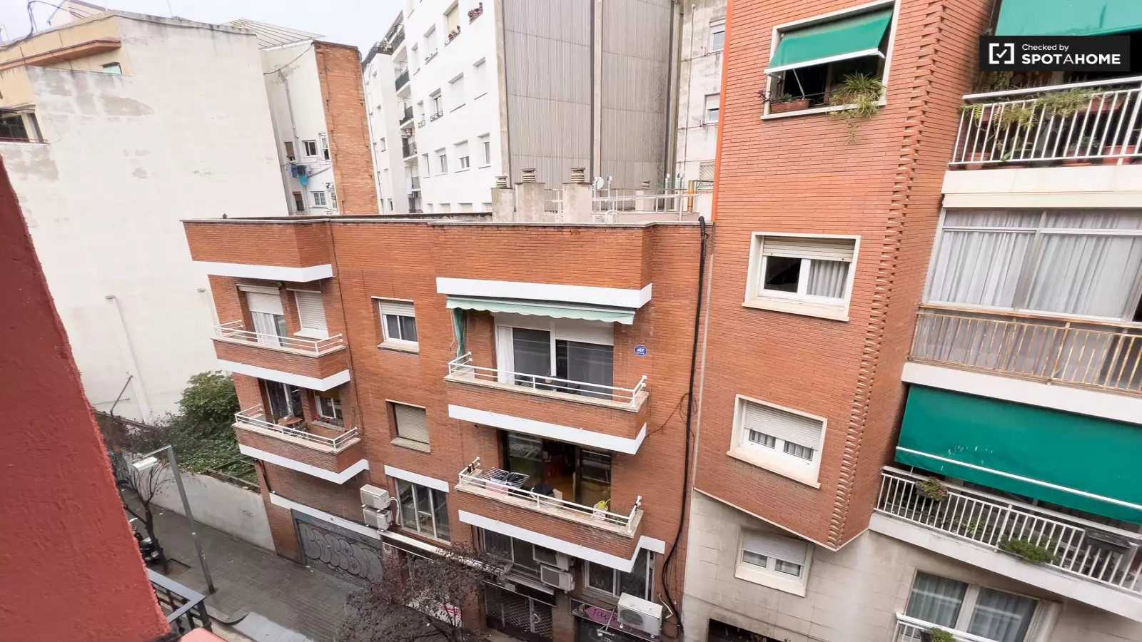 Furnished room in a 12-person shared flat in Sants-Montjuïc · 3