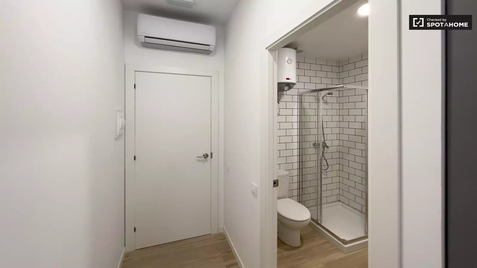 Furnished room in a 12-person shared flat in Sants-Montjuïc · 4