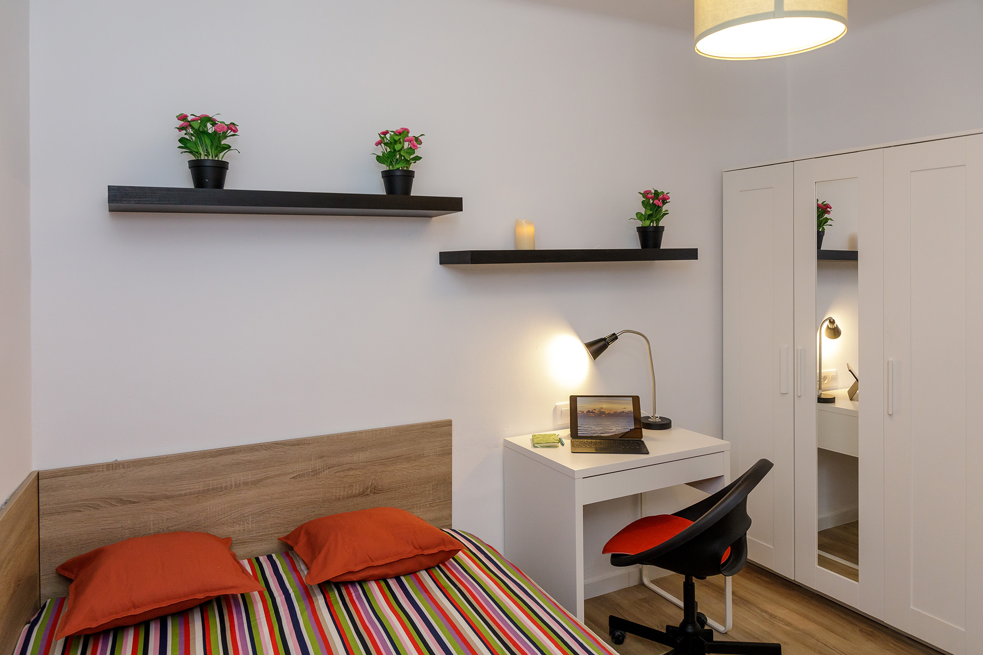 Furnished room in a shared flat in L'Hospitalet · 3