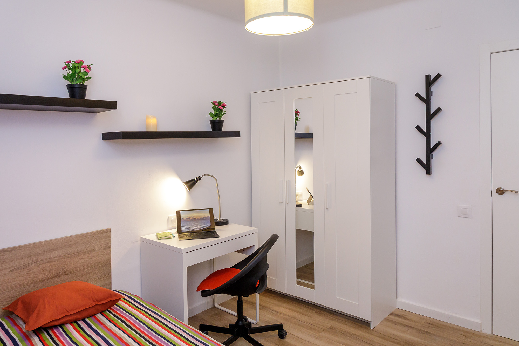 Furnished room in a shared flat in L'Hospitalet · 4