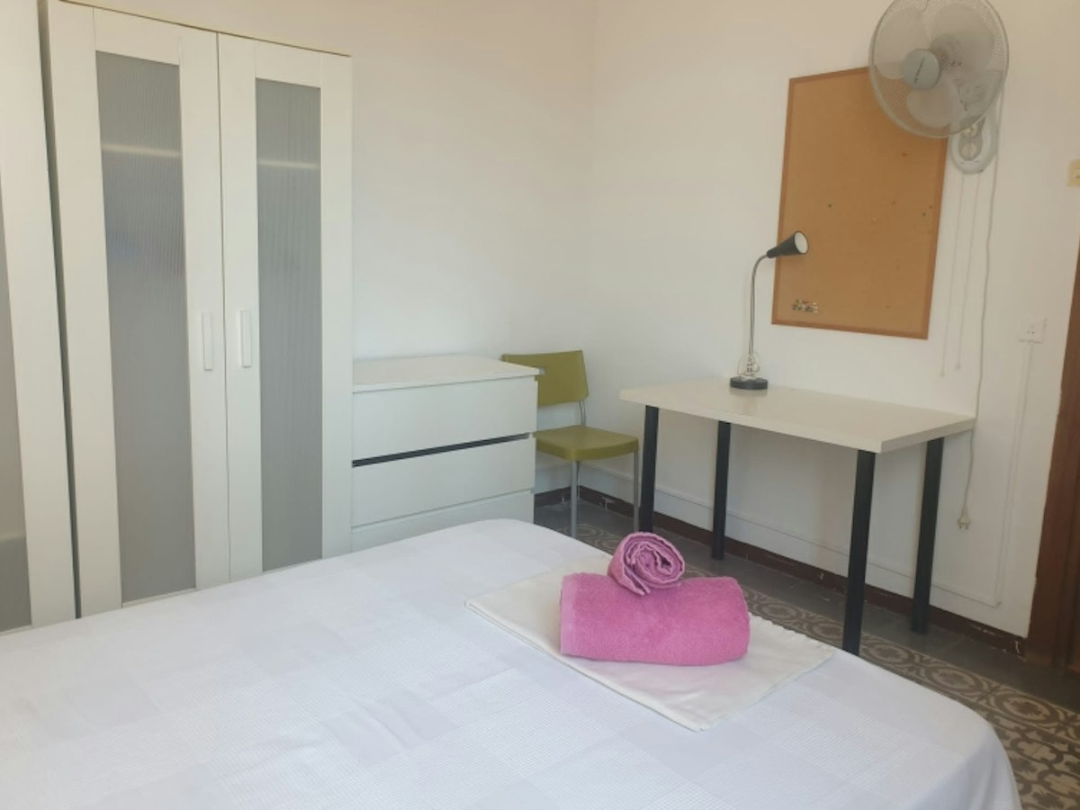 Furnished room in a 5-person shared flat in Ciutat Vella · 2