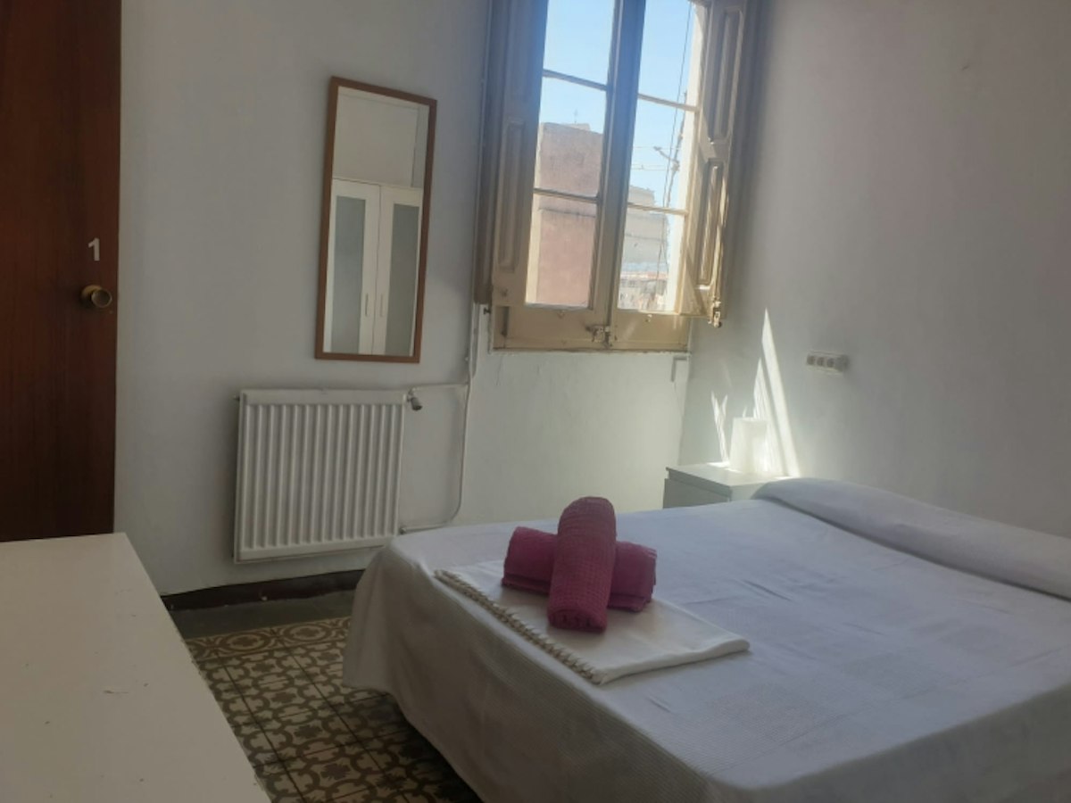 Furnished room in a 5-person shared flat in Ciutat Vella · 3