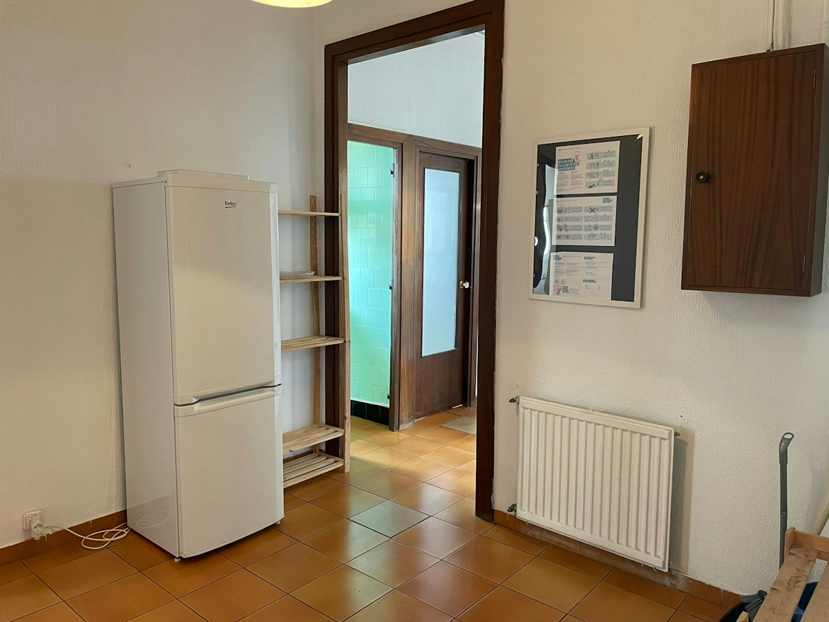 Furnished room in a 5-person shared flat in Ciutat Vella · 4