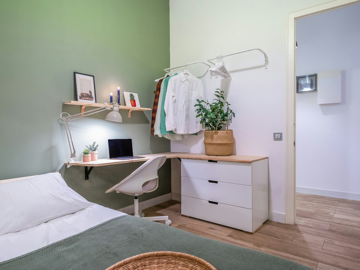 Furnished room in a 5-person shared flat in Eixample · 2