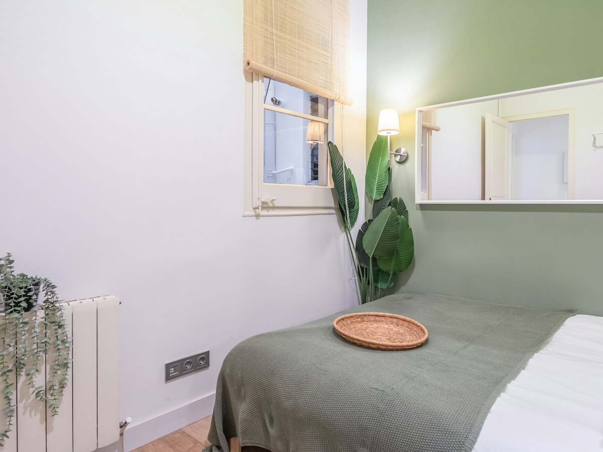 Furnished room in a 5-person shared flat in Eixample · 3