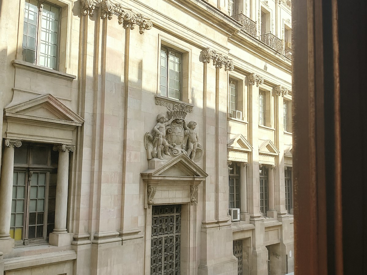 Habitación amueblada en piso compartido de 10 personas en Ciutat Vella · 4