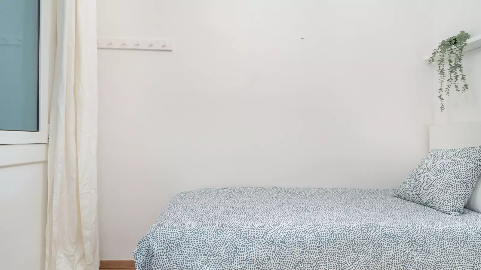 Furnished room in a shared flat in Eixample · 2