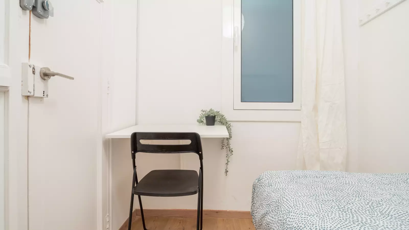 Furnished room in a shared flat in Eixample · 3