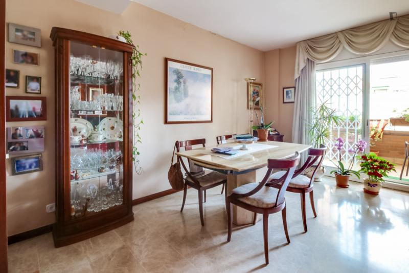 Furnished room in a 4-person shared flat in Sants-Montjuïc · 4