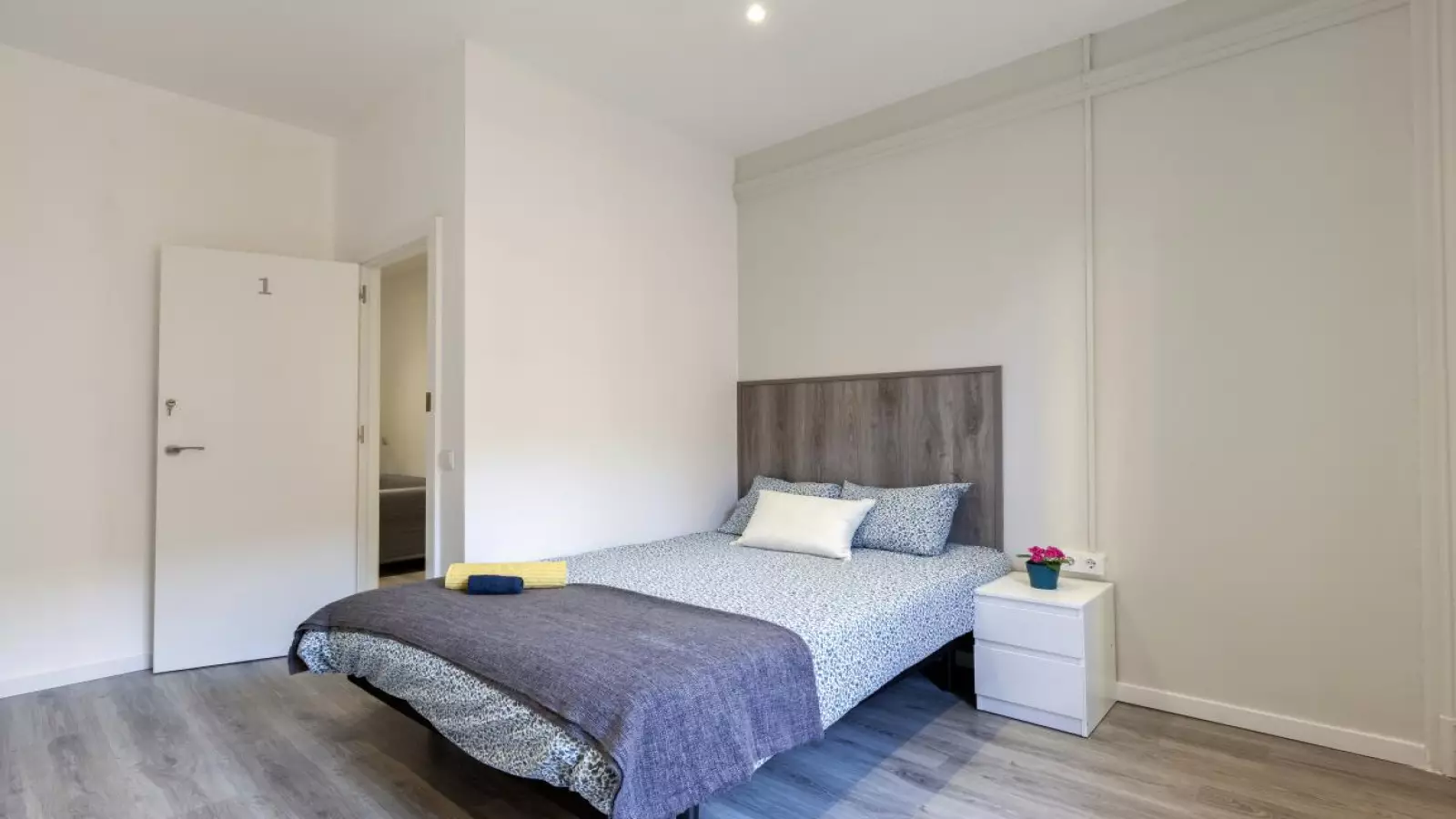 Habitación amueblada en piso compartido de 6 personas en Ciutat Vella · 2