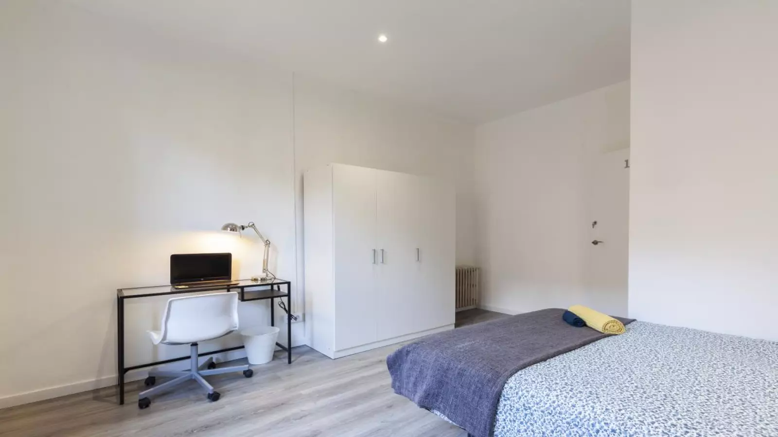 Habitación amueblada en piso compartido de 6 personas en Ciutat Vella · 3