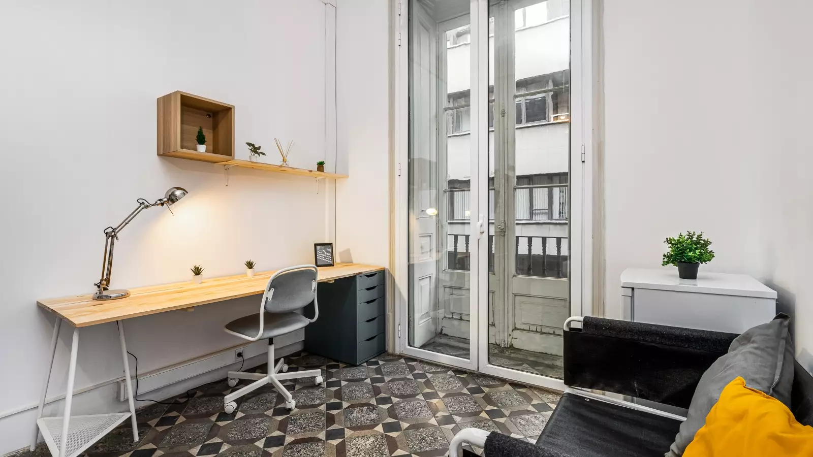 Furnished room in a 8-person shared flat in Ciutat Vella · 2