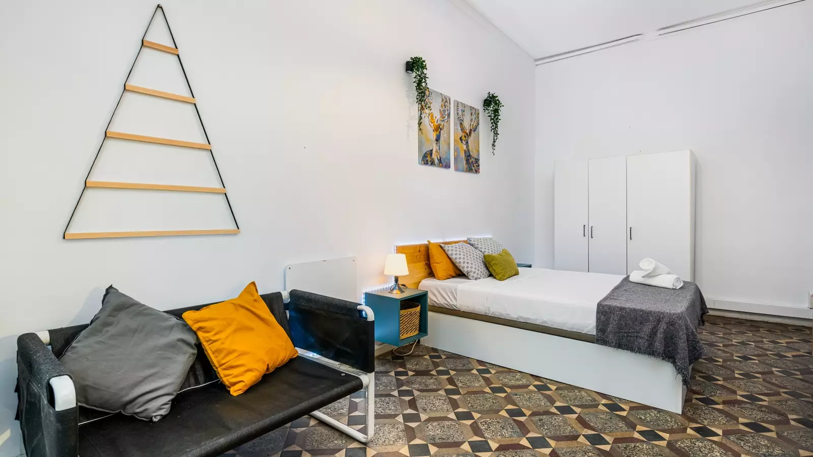 Furnished room in a 8-person shared flat in Ciutat Vella · 3