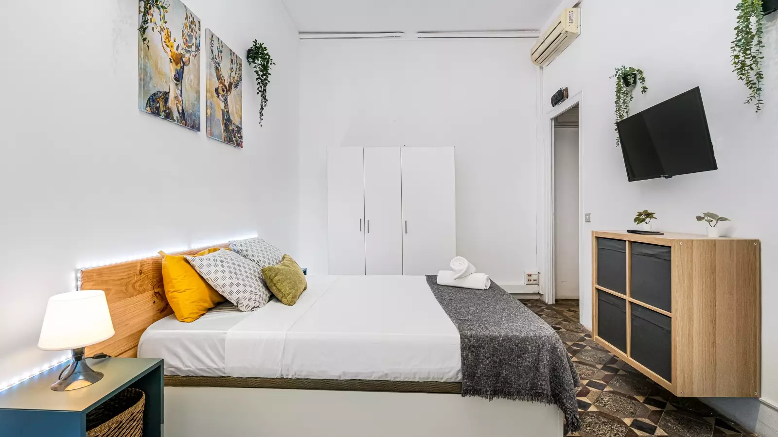 Furnished room in a 8-person shared flat in Ciutat Vella · 4