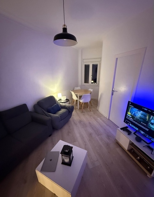Room in a 3-person shared flat in Eixample · 4