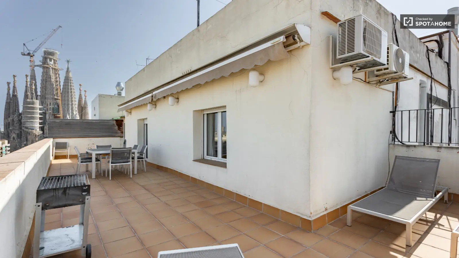 Furnished 3-bedroom flat in Eixample · 2