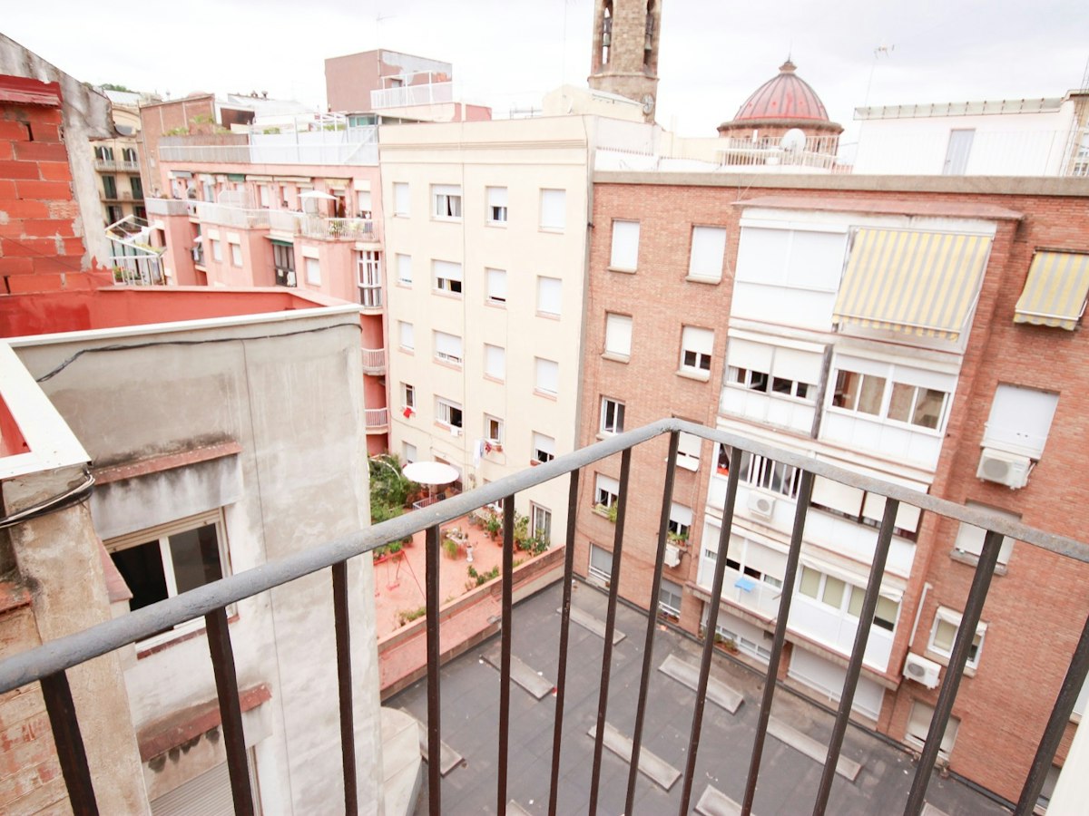 Habitación amueblada en piso compartido de 3 personas en Sants-Montjuïc · 3
