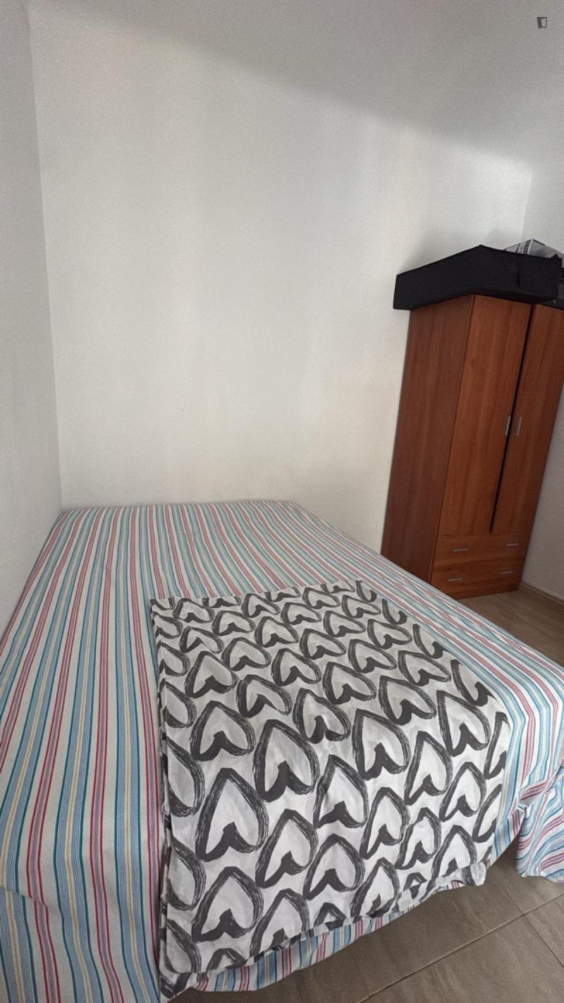 Habitación amueblada en piso compartido de 3 personas en Gràcia · 2