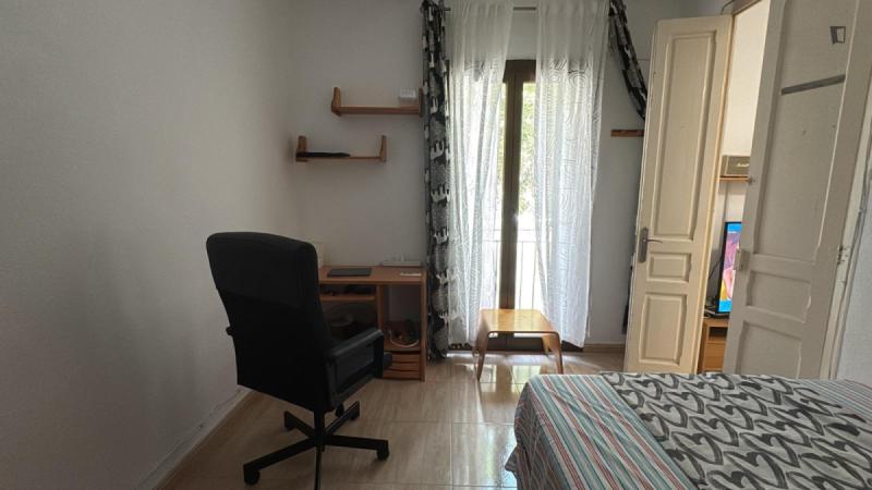 Habitación amueblada en piso compartido de 3 personas en Gràcia · 3