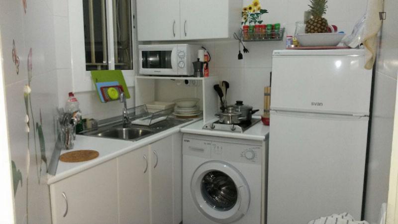 Habitación amueblada en piso compartido de 3 personas en Gràcia · 4
