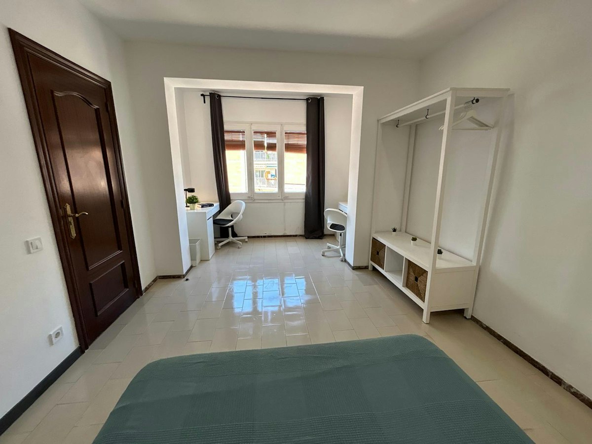 Furnished room in a 4-person shared flat in L'Hospitalet · 3