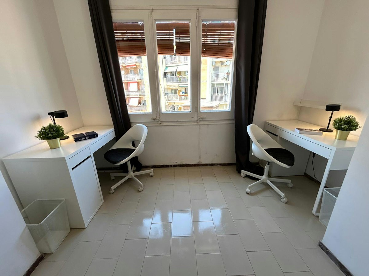 Furnished room in a 4-person shared flat in L'Hospitalet · 4